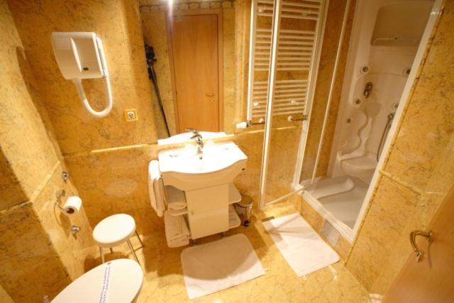 Hotel Dinara Livno Phòng bức ảnh